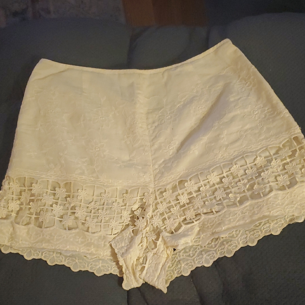 Kimchi Blue cream cotton shorts size 2